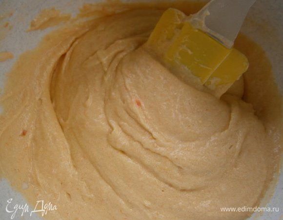 Постепенно всыпать просеянную муку с разрыхлителем, хорошо  перемешать.