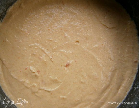 Выложить  тесто в форму, смазанную маслом и слегка присыпанную мукой ( дно формы, я застелила бумагой для выпечки) и разровнять. Поставить  в разогретую духовку до 180С и выпекать 30 - 35 минут.