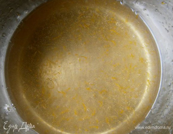 Приготовим крем: в сотейнике смешать цедру и сок лимона, добавить сахар и нагреть до полного растворения сахара. Снять с огня и остудить.