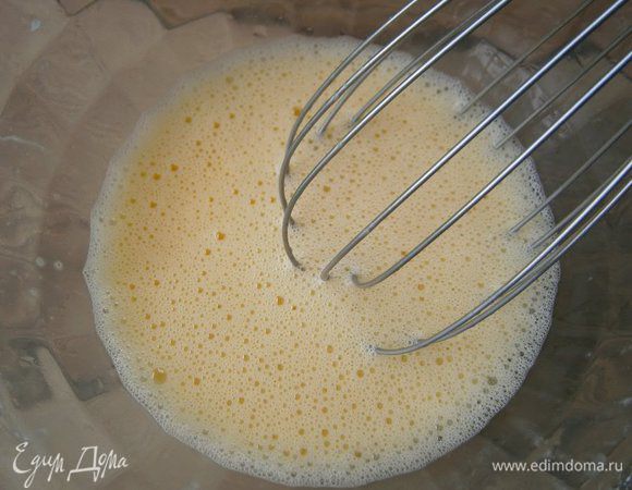 Яйца взбить с крахмалом.
