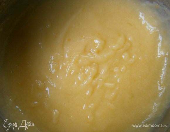 Ввести яичную массу к лимонному сиропу, поставить на огонь и варить, помешивая,  до загустения. Снять с огня, добавить масло и хорошо перемешать. Дать крему остыть.