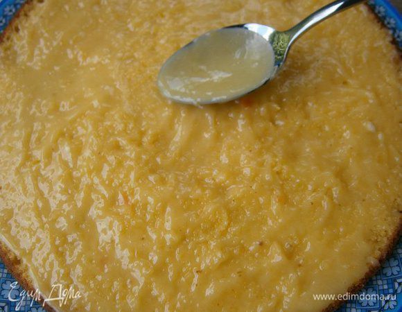 Остывший корж разрезать пополам. Смазать половиной крема.