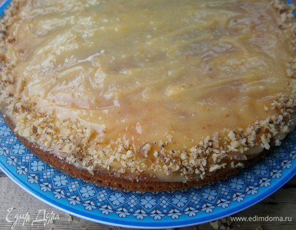 Накрыть вторым коржом, смазать сверху  оставшимся кремом и присыпать молотыми орешками. Дать пирогу пару часов настояться и можно подавать.