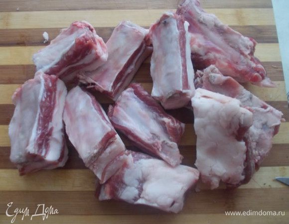 Ребрышки порезать на части.