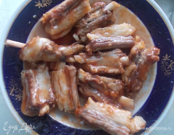 Проварить их пол часа в воде с солью,лавровым листом и душистым перцем. Затем вынуть,дать стечь всему бульону и смазать щедро соусом.