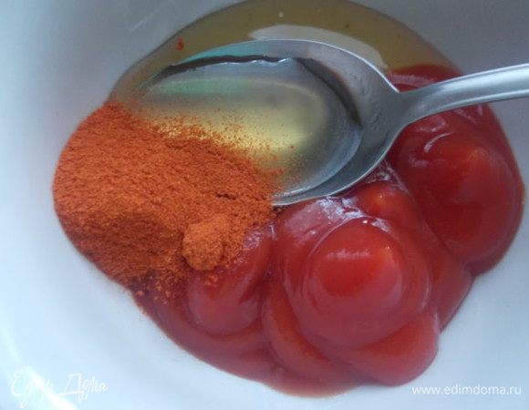 Приготовить соус,для этого взять и смешать мед,4 ст.л. кетчупа,паприку,хорошо перемешать.