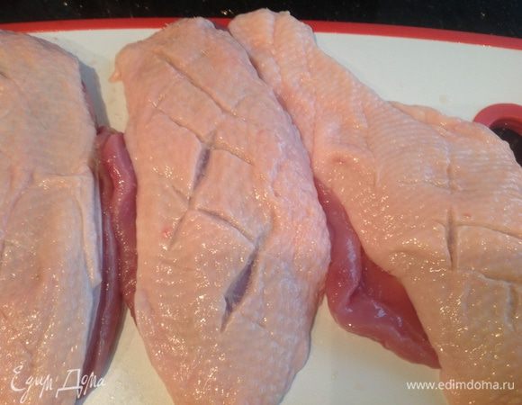 Духовку разогрейте до 200 градусов.

На коже грудок сделайте аккуратные надрезы, не повредив мясо под кожей.