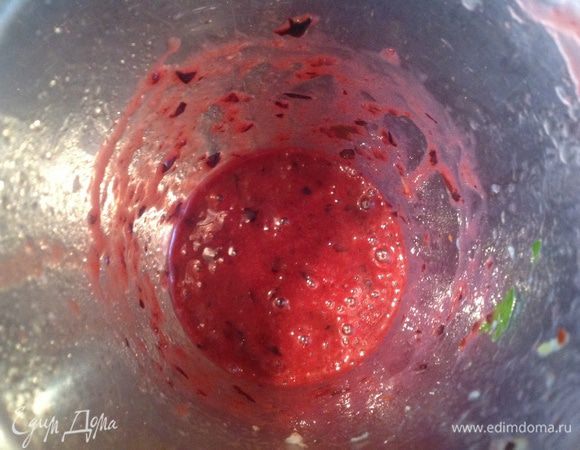 Сделайте глазурь: смешайте все ингредиенты в блендере.