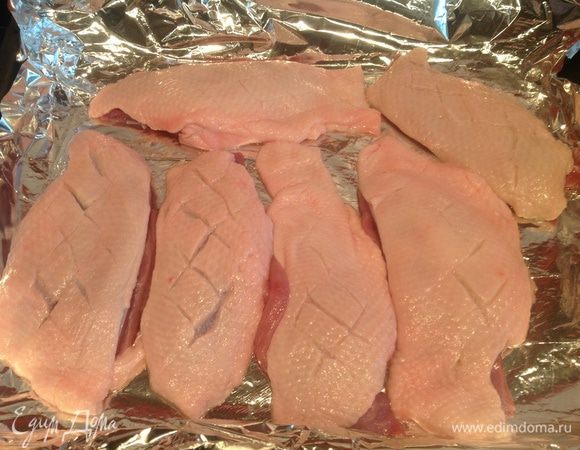 Утиные гудки выложите на противень застеленный фольгой и смазанный маслом.