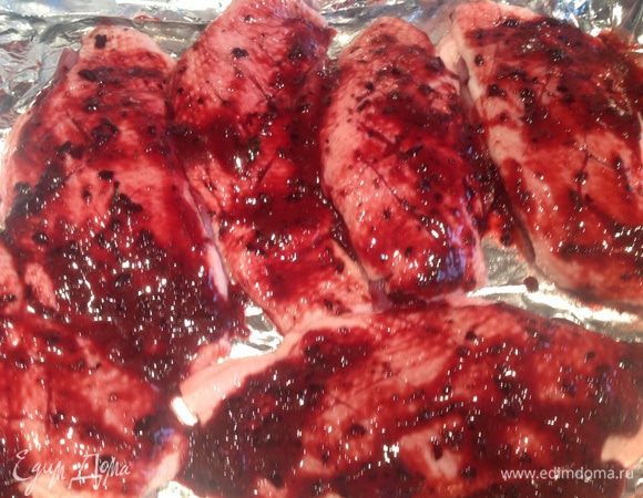 Смажьте глазурью и выпекайте в духовке 45 минут.