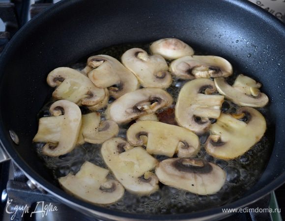 Шампиньоны промыть и нарезать пластинами. Готовить грибы на сковороде с 2 ст.л. оливкового масло и 1 ст.л. воды... Посолить и поперчить по вкусу. 