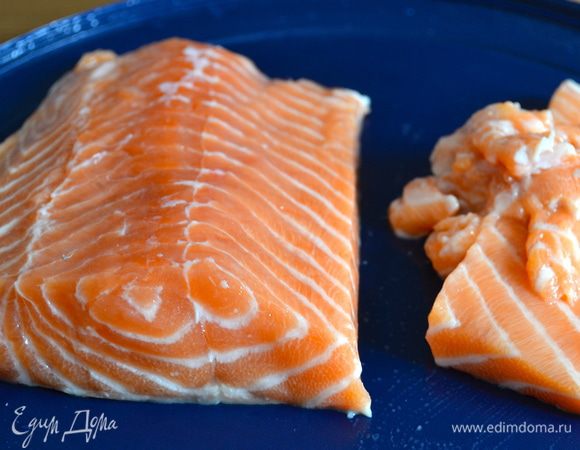 Филе семги промыть, удалить кожу и кости (если имеются). Выровнять самую центральную часть филе, а "обрезки" отложить... Мы их используем чуть-чуть позже!  