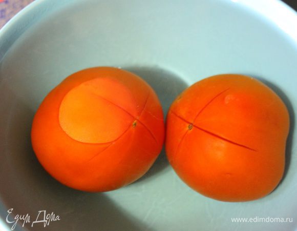 Помидор сверху надрезать крест-на крест. Залить кипятком на 2 минуты.