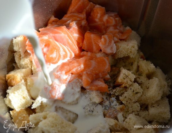 Духовку включить разогреваться на 200 С. 
В чашу миксера положить нарезанный кубиками хлеб, нарезанную кусочками семгу ("обрезки"), измельченную зелень, яичный белок. Добавить сливки.   