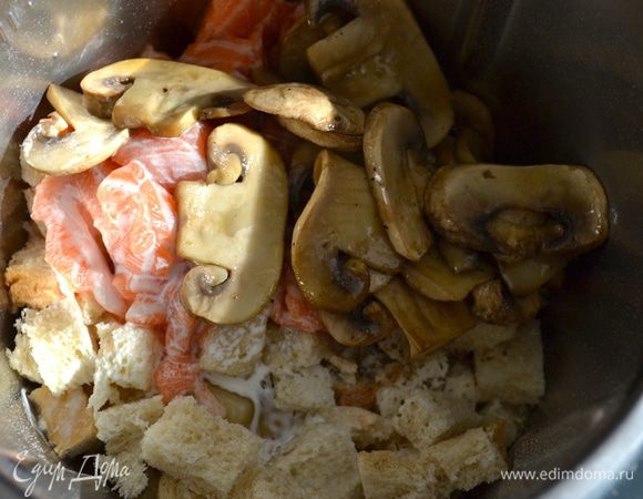 Слегка посолить, поперчить и добавить шампиньоны...