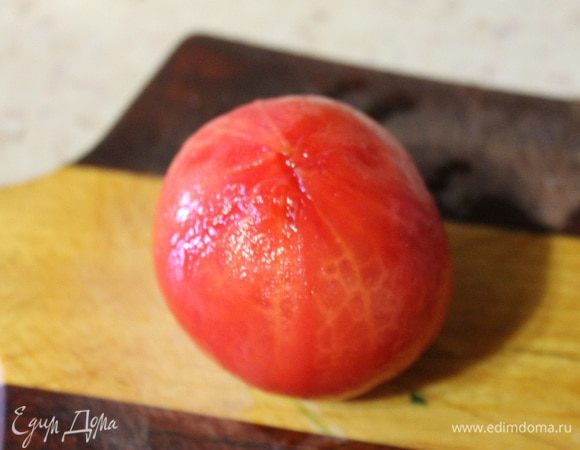 Очистить от кожицы. Нарезать мелкими кубиками, удалив семена.