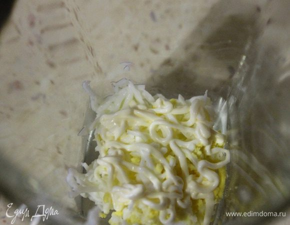 Яйцо сварить в крутую и натереть на мелкой терке. На дно бокала кладем половину яйца, сверху тонкая сетка майонеза.