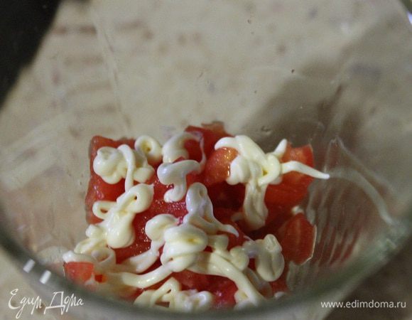 Потом слой помидоров, соль, и майонез.