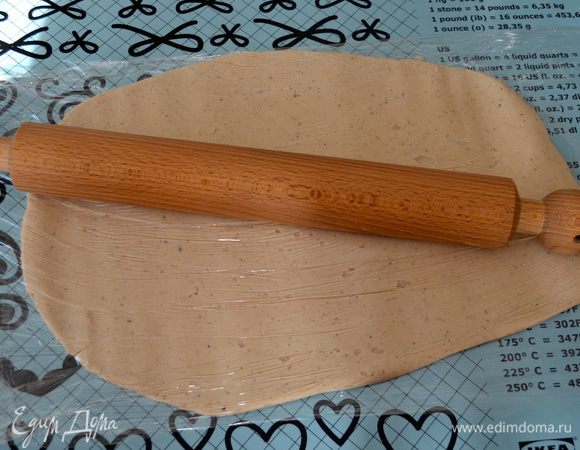 Выложить полученную массу между двух "листов" пищевой пленки и раскатать с помощью скалки в прямоугольник. 