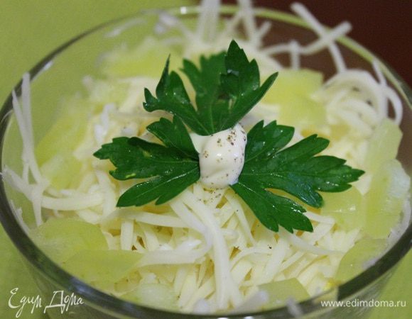 Заканчиваем слоем сыра. Сверху посыпаем перцем и зеленью и подаем. Приятного аппетита.