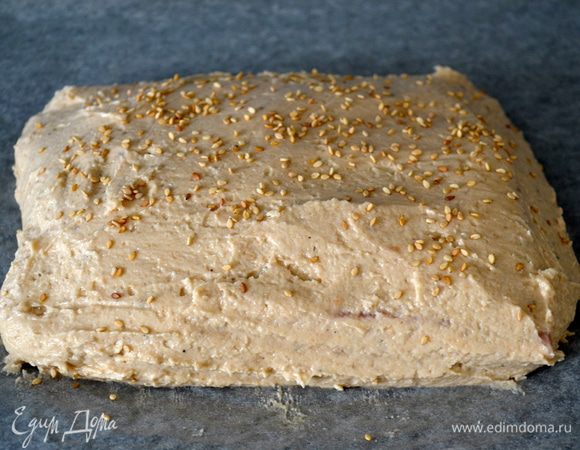 Осторожно перенести и выложить филе на противень, застеленный пекарской бумагой. Выпекать в разогретой духовке 15-18 минут. Я выключила после духовку и оставила рыбу еще на 10 минут.