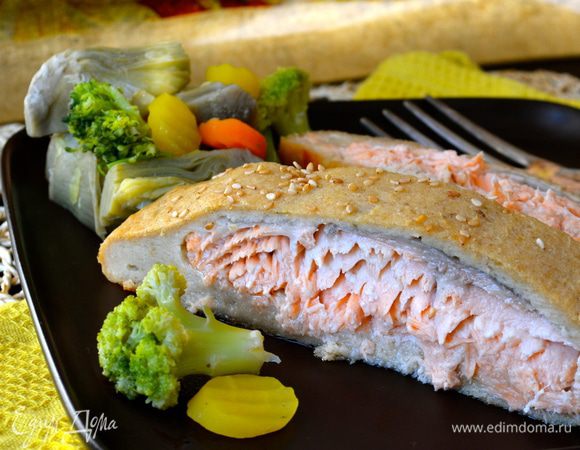 Разрезать рыбу на порционные кусочки и подавать с овощами, приготовленными на пару, или со шпинатом! ;)))