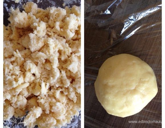 Сразу скажу, что по рецепту оба теста берутся готовыми (в ингредиентах так и указала), но песочное я приготовила сама. Вы можете приготовить тесто по вашему проверенному рецепту (его понадобится около 450 грамм). А можете как я.
150 грамм холодного сливочного масла порубим на кусочки, добавим 300 грамм просеянной муки со щепоткой соли и руками перетрем в крошку, добавим 1 сырой желток и замесим тесто, пока оно не начнет собираться в шар. Долго месить не следует. Обернем шар пленкой и уберем в холодильник.
Готовое тесто нужно заранее достать размораживаться согласно инструкции.

