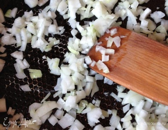 Измельчим лук. Нагреем сковороду и добавим оливковое масло, обжарим лук в течение нескольких минут.