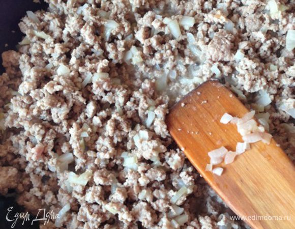 Повар брал 500 грамм пропущенной через мясорубку говядины и 150 грамм нарезанного бекона к нему. Но так как у меня был смешанный свиноговяжий фарш (0,5 кг), то бекон я добавлять не стала. В ингредиентах указала, как в оригинале.
Добавляем к луку фарш и бекон, жарим до подрумянивания.