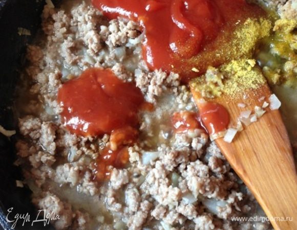 Для соуса в рецепте используется национальная австралийская приправа Vegemite - густая паста тёмно-коричневого цвета на основе дрожжевого экстракта. Ее изготавливают из остатков пивного сусла и различных вкусовых добавок. На вкус паста очень солёная, немного горьковатая, с дрожжевым послевкусием. Но у нас я такой не нашла, а в другом рецепте подсмотрела, что эту приправу заменяют (неравноценно, конечно) овощным кубиком, поэтому я так и сделала.
Добавляем в фарш кукурузный крахмал и перемешиваем до  однородности. Затем добавляем бульон, соус барбекю, кетчуп, веджимайт (овощную приправу или кубик) и Вустерширский соус.