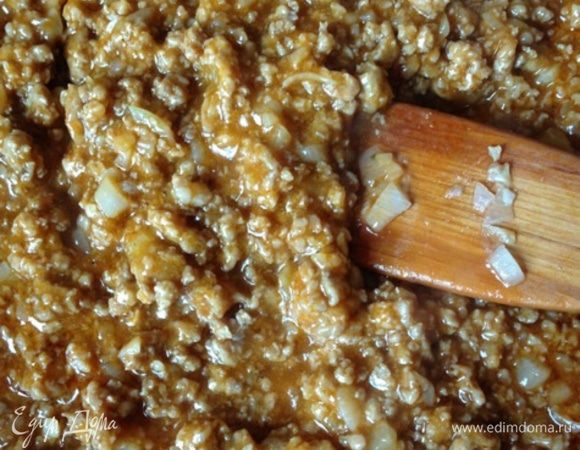 Тщательно все перемешиваем, затем тушим в течение нескольких минут, пока соус не загустеет.
Начинка готова!!
Единственное я бы посоветовала обязательно попробовать начинку и, если что, отрегулировать соль-приправы по своему вкусу. Но если вы использовали  Vegemite в этом не будет необходимости. 
