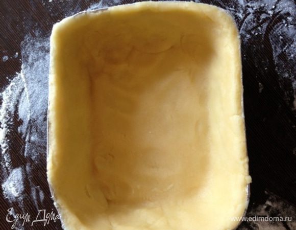 Перенесем тесто в форму и облепим дно и бока формы. Мой совет. Не делайте тесто тонким, так как при вынимании горячего пирога из формы оно может треснуть, не выдержав обилия начинки. Или же пирог нужно будет полностью остудить, прежде чем вынимать. Но есть мясной пирог холодным не особо хочется… Хотя, он вкусен и в таком виде.