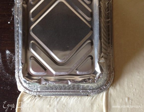 Вырежем из слоеного теста по форме «крышечки» пирога. Мне как раз хватило 1 пласта (половины 450 г упаковки). Но в оригинале идет целая упаковка.