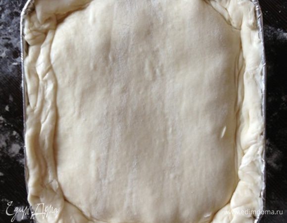 Теперь закрываем слоеным тестом начинку, хорошо защипывая края, чтобы начинка не вытекала. Можно песочное тесто напустить на слоеное, тогда при укладывании песочного теста в форму нужно немного его оставить навыпуск.
