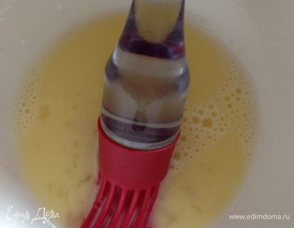 Взобьем яйцо, хорошенько смажем им поверхность пирогов, сделаем вилкой несколько проколов и отправим в разогретую духовку.
