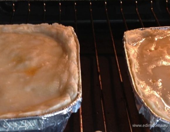 С двумя пирогами я так и поступила, а 3-й отправила в морозилку, так как 3 мы бы точно не осилили)))
Барри запекал пироги 25 минут, но мне понадобились все 40, поэтому смотрите по своей духовке. Пироги должны стать золотистого цвета.