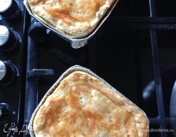 Вынимаем готовые пироги, даем немного остыть и извлекаем из форм.