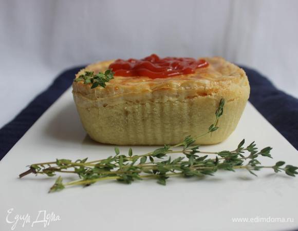 Подают такие пироги, обильно полив кетчупом, но это уже на ваш вкус. Я, например, не очень люблю….