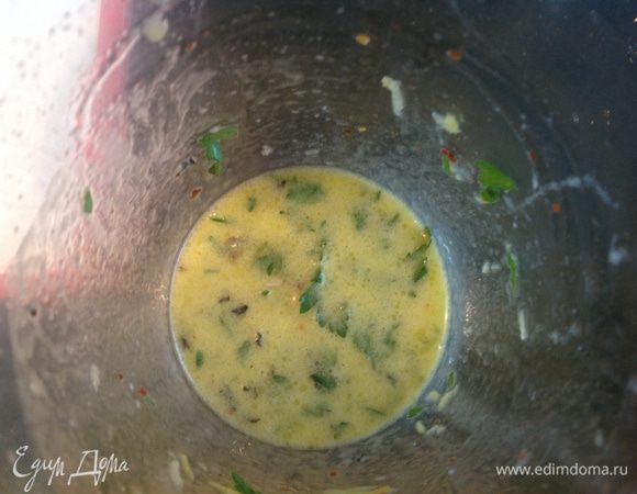 Соедините цедру и сок лимона, 3 ст. л. оливкового масла,  1/3 стакана измельченого базилика, соль и перец, взбейте блендером.