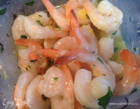 1 ст. л. заправки оставьте, остальное добавьте в чашу с креветками, тщательно перемешайте и маринуйте 20 минут.