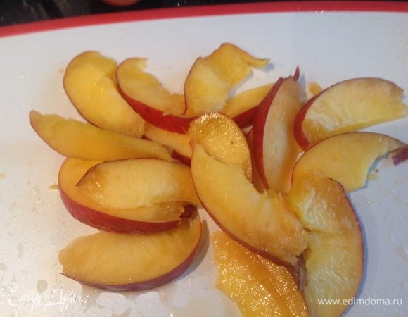 Нектарины помойте и нарежьте тонкими дольками.