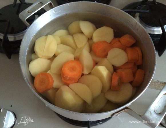 Картошку и морковку очистить и сварить до мягкости. Слить воду и размять овощи в пюре. Посолить по вкусу. Добавить 1-2 яйца, хорошо перемещать.