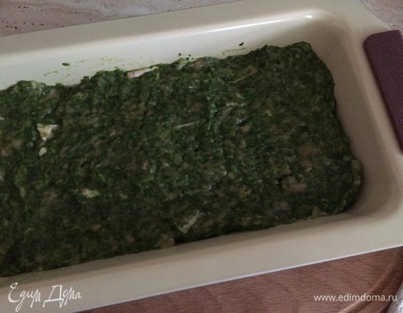 В смазанную маслом форму для выпечки выложить половину овощного пюре, разровнять. Сверху выложить шпинат с курицей.