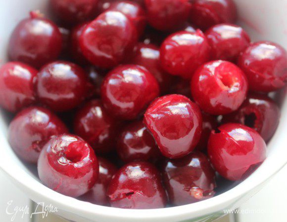 Вишню помыть и  обсушить. Удалить косточки.