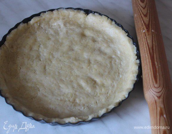 Для теста соединить два вида муки, разрыхлитель, сахар  и соль. Смешать мучную смесь с холодным маслом до состояния крошки. Удобнее это сделать в комбайне или при помощи блендера. Добавить яйцо и сметану и замесить гладкое тесто. При необходимости добавить немного муки. Сформировать из теста шар, затянуть пищевой пленкой и охладить в течение 30 минут. Затем тесто раскатать, выложить в форму и отправить в холодильник еще на 30 минут.