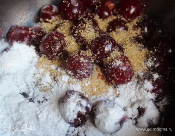 Смешать вишню, сахар и крахмал, добавить вино (можно заменить на вишневый сок). Поставить на слабый огонь и хорошо прогреть, постоянно помешивая. 