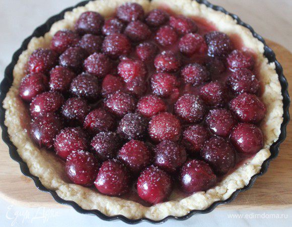 Посыпать ванильным сахаром и выпекать еще 20-25 минут.
Есть можно как горячим, так и холодным. Преимущество холодного тарта в том, что из него начинка не вытекает. 
Приятного чаепития!!!