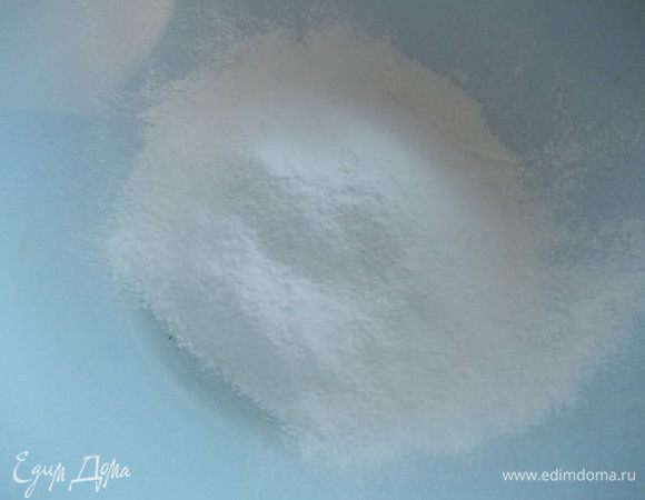 Муку просеять вместе с разрыхлителем.