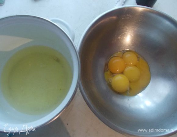 Белки отделить от желтков. Белки отправить в холодильник,а тем временем растереть желтки вместе с сахаром,пока не исчезнут кристалики и масса не станет белой.