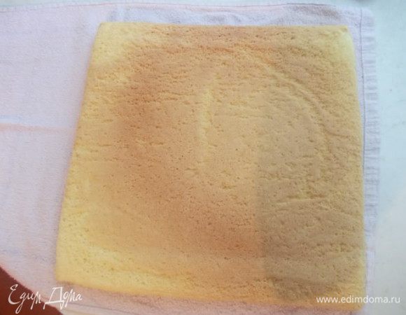 Когда спечется,перевернуть его на полотенце и снять пергамент.